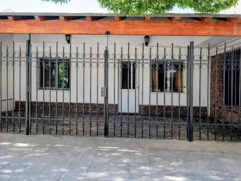 Gran casa a la venta en pedriel, lujan  de cuyo.