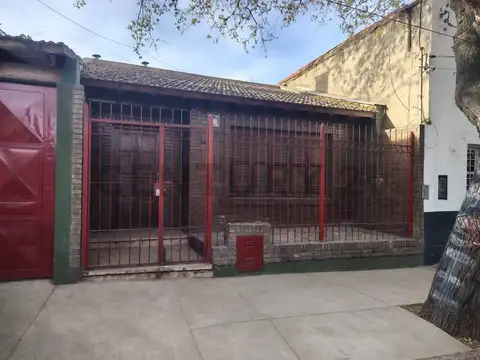 Excelente casa en calle maipu de ciudad mendoza + casa independiente con renta