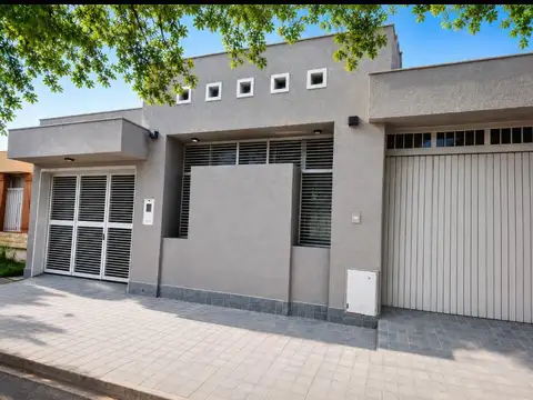 Venta casa san martín centro 4 dormitorios 2 baños cocheras amplio comedor