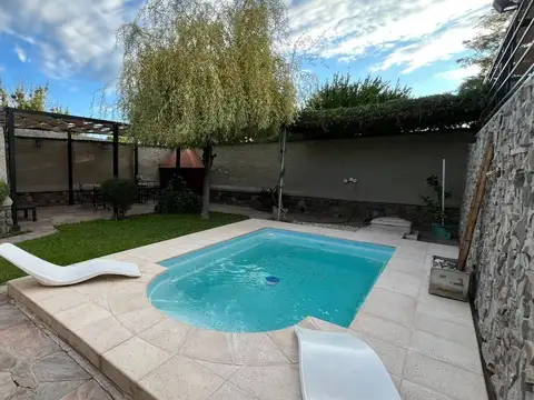 Exclusiva casa con piscina, en venta en las heras