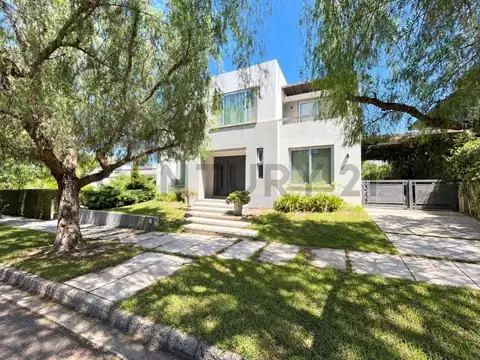 Impecable casa en barrio privado dalvian se financia!