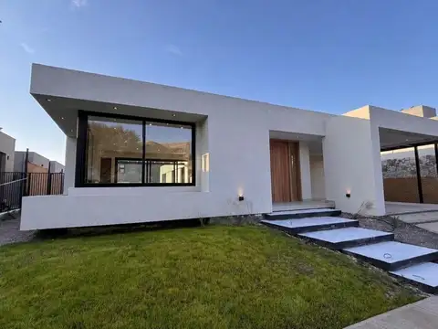 Casa en venta de categoría barrio aguaribay