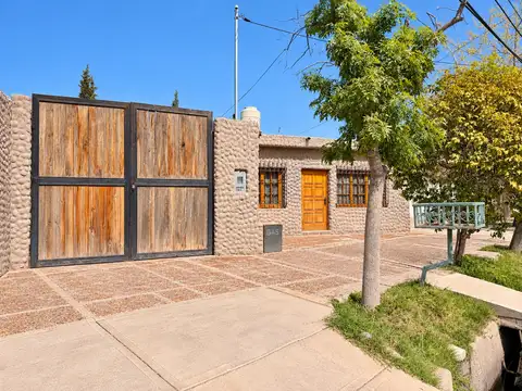 Casa + galpón + depto