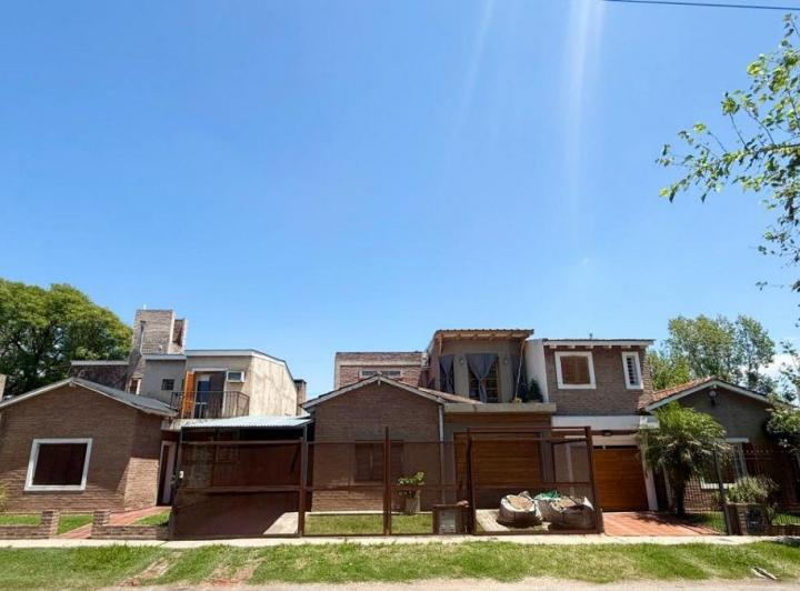 Casa · 250m² · 10 Ambientes · 3 Cocheras
