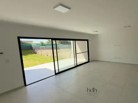 Casa  en alquiler 3 dormitorios 2 baños  con vestidor  en barrio  siete soles naturaleza urbana