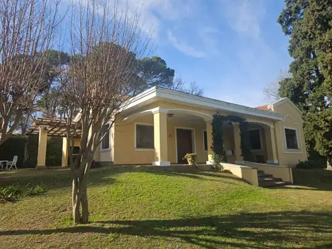 Vendo casa  ascochinga  2d terreno grande esquina
