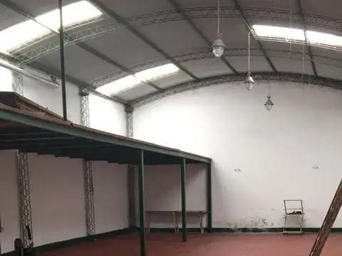 Venta galpon 248m2  3 baños a mts castro barros