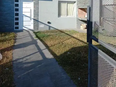 Alquiler- duplex sobre boulevard tierra de sueños 3