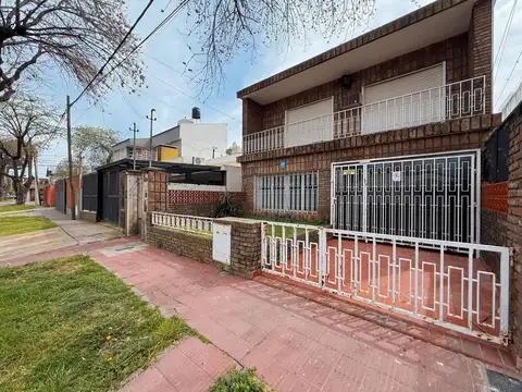 Blas parera 852 - casa de 2 dormitorios con cochera y patio en alquiler - alberdi, rosario