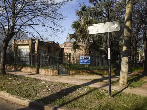 Casa de tres dormitorios y cochera