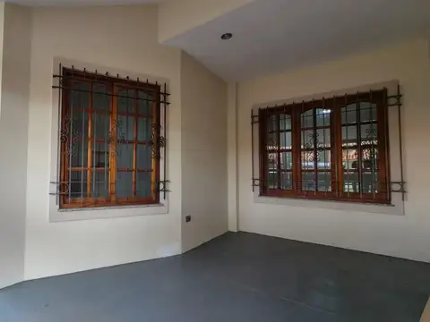 Casa 1 dormitorio con cochera alberdi