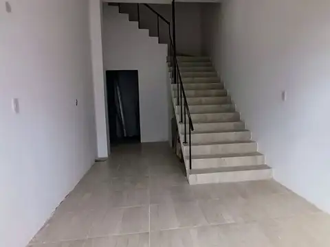 En alquiler dpto. monoambiente 1er piso x escalera