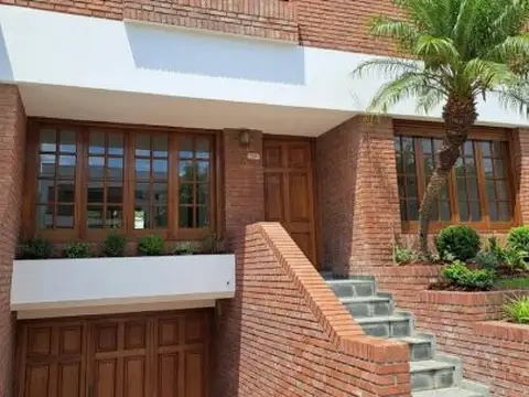 Casa de 3 dormitorios ,comodin, patio, quincho, cochera doble.                 del valle de ibe...