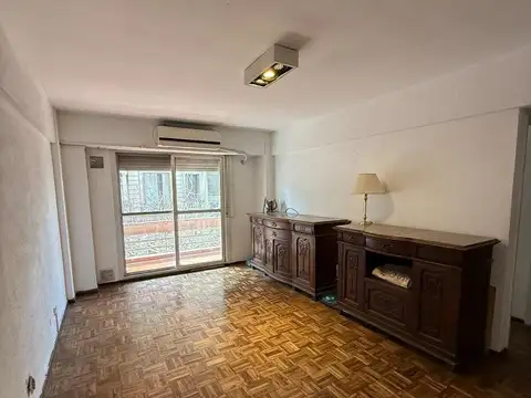 Departamento de 2 dormitorios con balcon al frente.