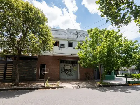 Casa en planta alta de 2/3 dormitorios y cochera
