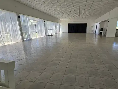 Alquiler de gran salon comercial en sauce viejo