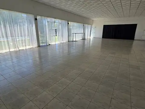 Se vende gran salón comercial en sauce viejo