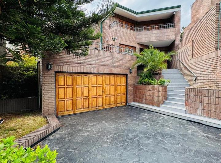 Casa · 198m² · 7 Ambientes · 2 Cocheras