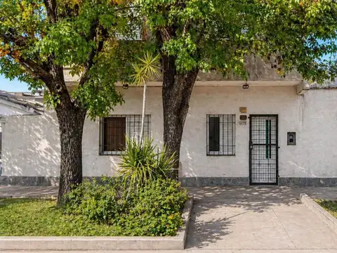 Casa de dos plantas barrio san lorenzo