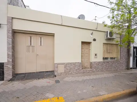 Venta/permuta. casa de dos dormitorios y patio, apta crédito, en cañada de gómez.