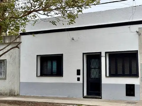 Bv. segui - casa 2 dormitorios   patio y terraza - refaccionada