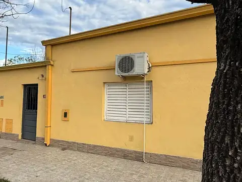Venta casa dos dormitorios - zona centro.-