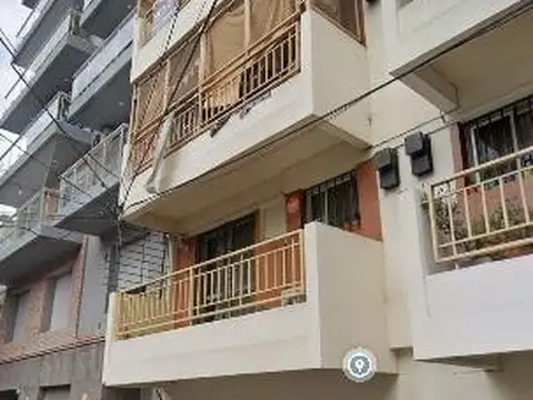 Casa de pasillo en venta, a reciclar, de 3 dormitorios, 2 baños, patio, op. de inversión!