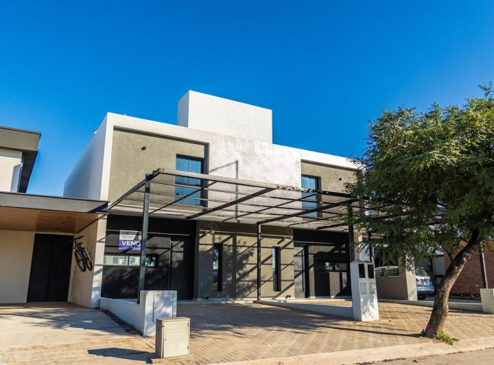 Casa · 140m² · 3 Ambientes · 2 Cocheras