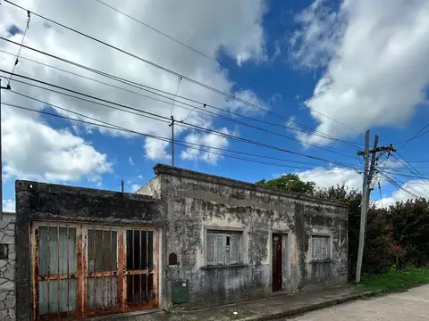 Venta terreno con edificación a demoler en roldán
