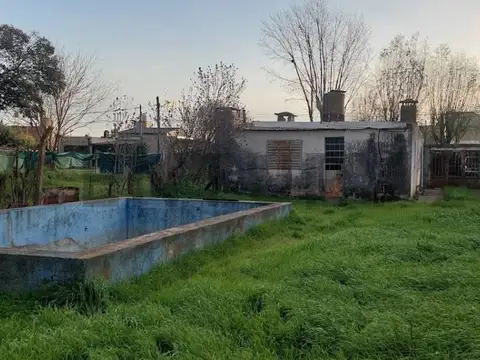 Venta terreno  500 m2, con vivienda a reciclar, pileta, el caramelo, rosario