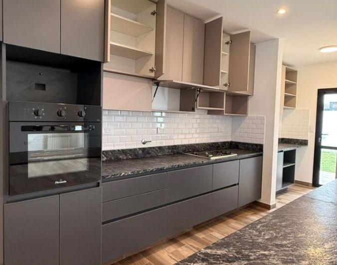 Casa · 212m² · 6 Ambientes · 2 Cocheras