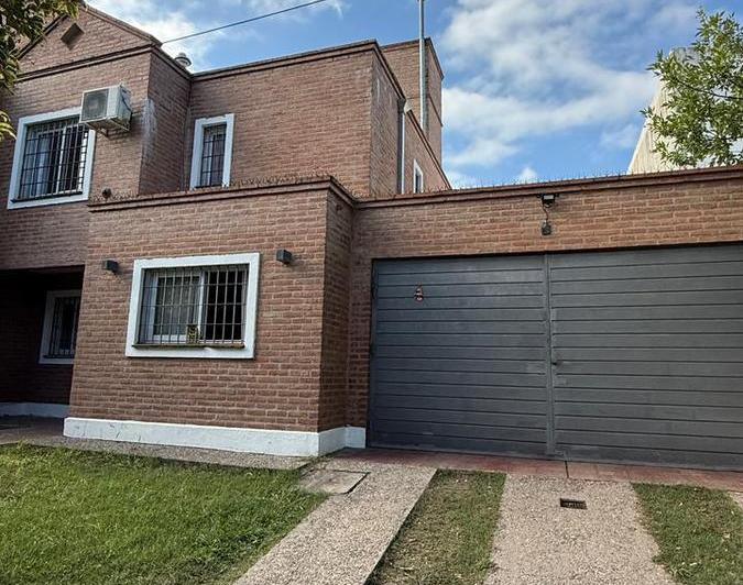 Casa · 126m² · 10 Ambientes · 4 Cocheras