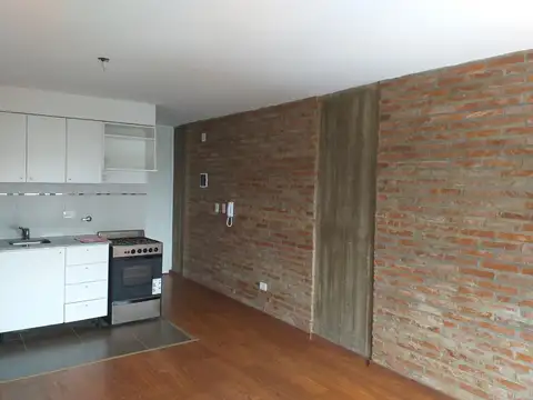 Monoambiente al contra frente, sin balcón. excelente estado. todos los servicios.