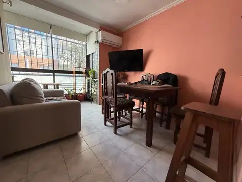 Venta departamento 2 dormitorios por escalera en zona río