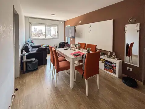 Departamento de 2 dormitorios con gran balcón en el centro