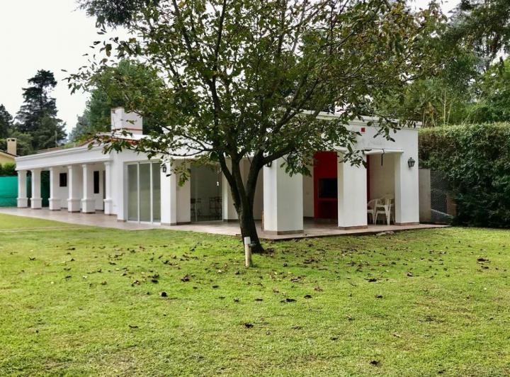 Casa · 200m² · 4 Ambientes · 2 Cocheras