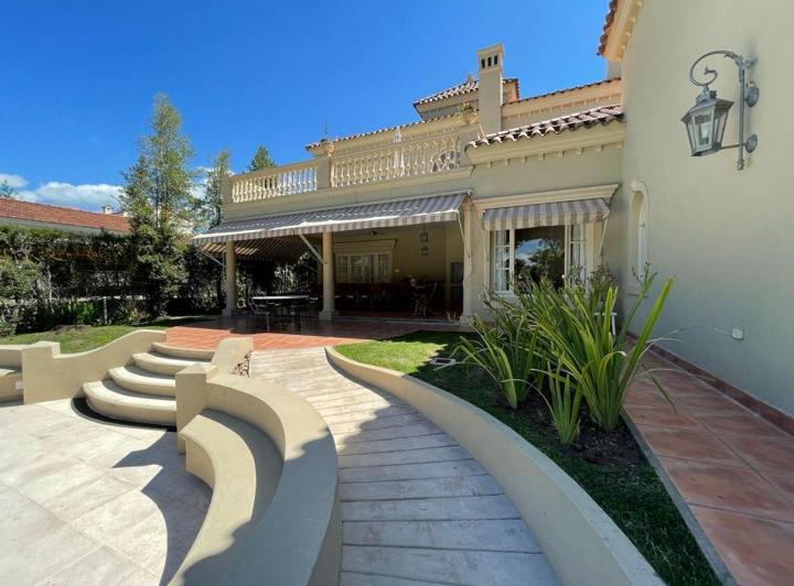 Casa · 480m² · 5 Ambientes · 2 Cocheras