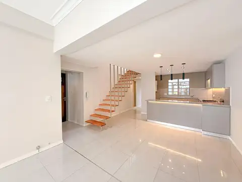 Venta. dúplex de 3 dormitorios con terraza exclusiva, patio y balcones - centro, rosario.