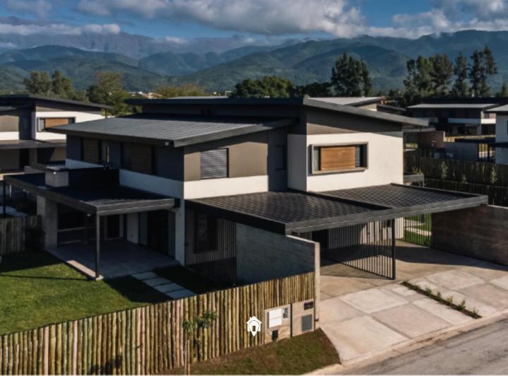 Casa · 97m² · 2 Ambientes · 2 Cocheras