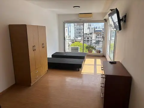 Luminoso monoambiente piso alto