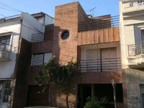 Alquiler gran casa de 11 ambientes, con cochera, villa crespo.