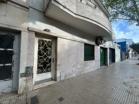 Departamento tipo casa de 2 ambientes con patio en parque avellaneda