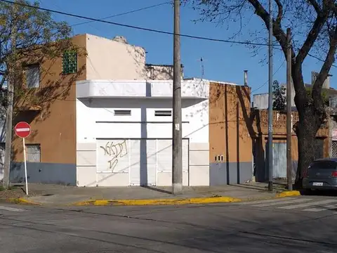Casa con 2 locales a refaccionar en venta en villa real