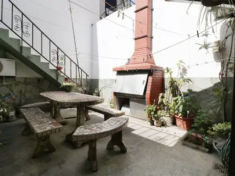 Casa con cochera, terraza y patio 3 ambientes!
