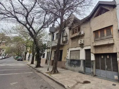 Venta casa con cochera parrilla floresta