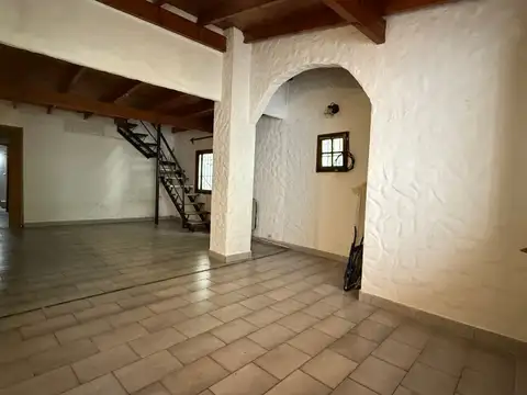 Casa  4 amb. en lote propio, patio jardin terrazacochera 2 autos  local con baño