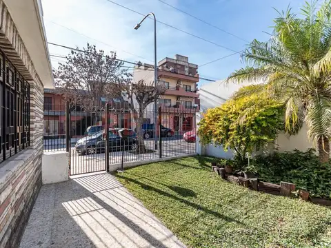 Casa con jardin y cochera en villa lugano