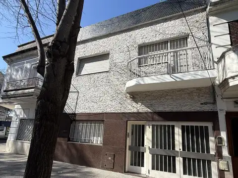 Casa de 3 plantas con gran potencial en floresta