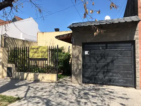 Casa ideal para 2 familias, casa al frente 3 amb con jardin y garage cubierto/pasante y casa al fondo 5 amb con patio