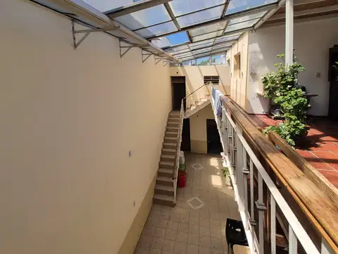 Casa con quincho y terraza en muy buen estado. barrio residencial.